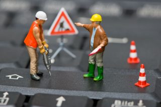 Απευθείας αναθέσεις: ένας στους 3 κερδίζει